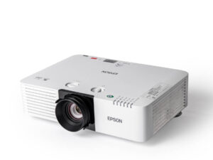 Weißer Epson-Beamer EB-L630U mit prominentem Objektiv und Lüftungsschlitzen an der Seite