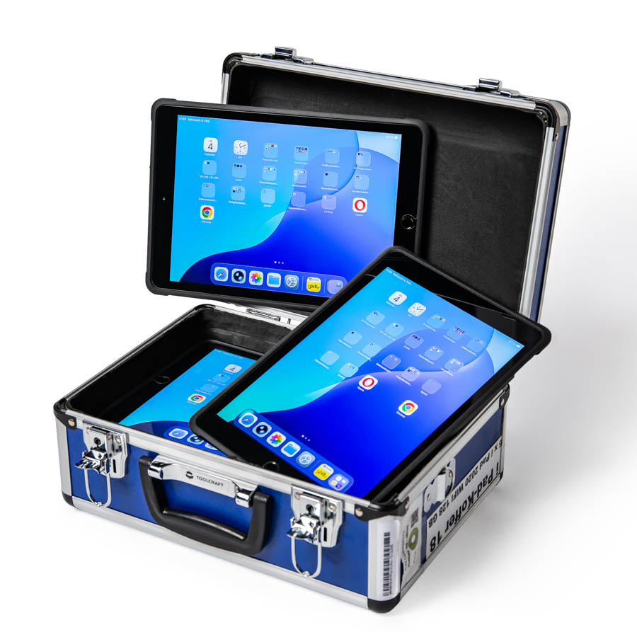 Offener blauer Koffer mit schwarzem Griff und zwei Tablets mit blauem Bildschirm im Inneren