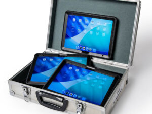 Offener silberner Koffer mit drei iPads, eines steht im Deckel, zwei liegen im Kofferboden