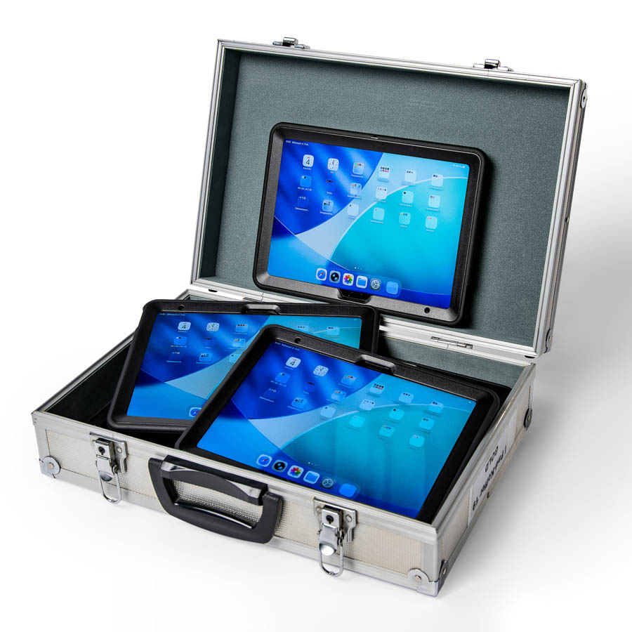 Offener silberner Koffer mit drei iPads, eines steht im Deckel, zwei liegen im Kofferboden