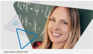 Bild einer lächelnden blonden Frau, die in die Kamera blickt. Untern steht "zur Sesam Mediathek" geschrieben.