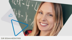 Bild einer lächelnden blonden Frau, die in die Kamera blickt. Untern steht "zur Sesam Mediathek" geschrieben.
