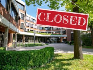 Foto vom Zugang des Landratsamtes, im Vordergrund ein rotes Schild mit weißer Schrift: CLOSED