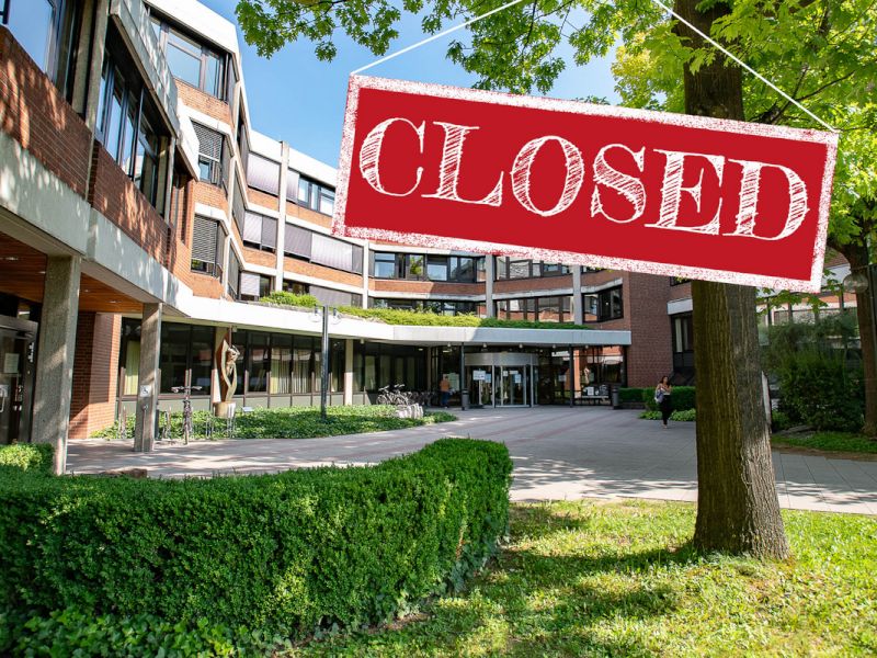 Foto vom Zugang des Landratsamtes, im Vordergrund ein rotes Schild mit weißer Schrift: CLOSED